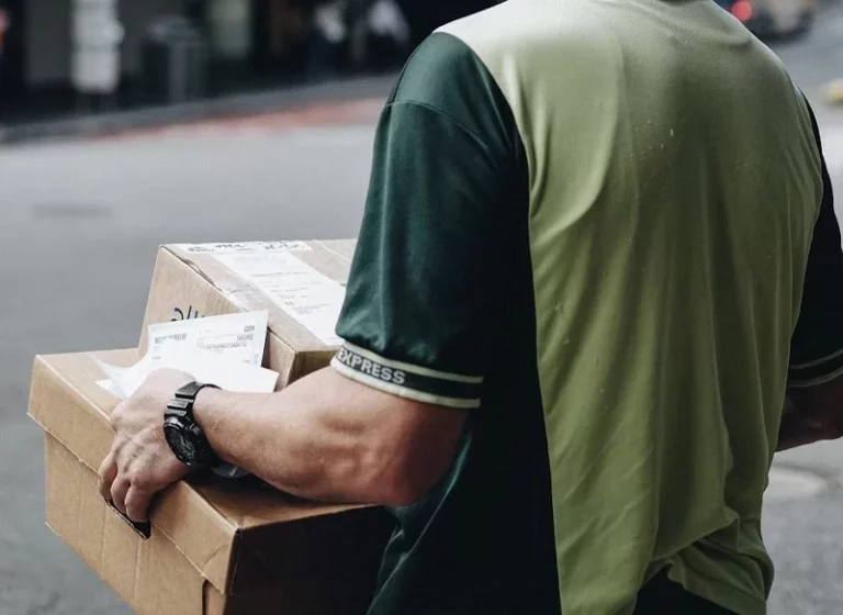 La OCU alerta de la llegada del 'Brushing' chino a España, un engaño a base de regalos