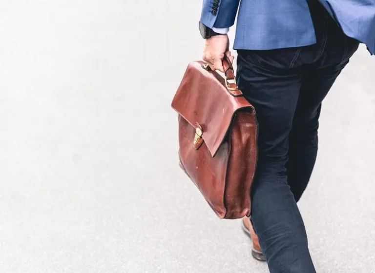 Así es el 'engaño del edredón', la estafa que ha robado hasta 45.000 euros a ancianos en España