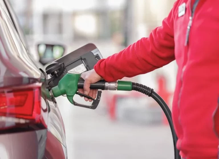 Alerta en las gasolineras por la nueva estafa de los 5 euros: da igual que sea Plenoil, Repsol o Cepsa
