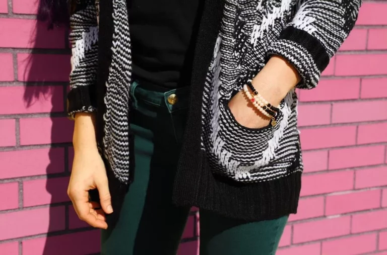 9 pantalones de Zara para ir a la última: canalé soft, con pinzas, relaxed…