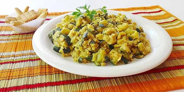 Aprende a preparar el auténtico zarangollo murciano con cebolla, calabacín y huevo