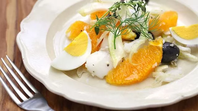 Aprende a preparar remojón granadino, una genial ensalada de bacalao y naranja que conquista Andalucía