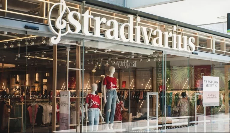 Arrasan en Madrid y Barcelona estos 6 coloridos abrigos de Stradivarius por menos de 30 euros