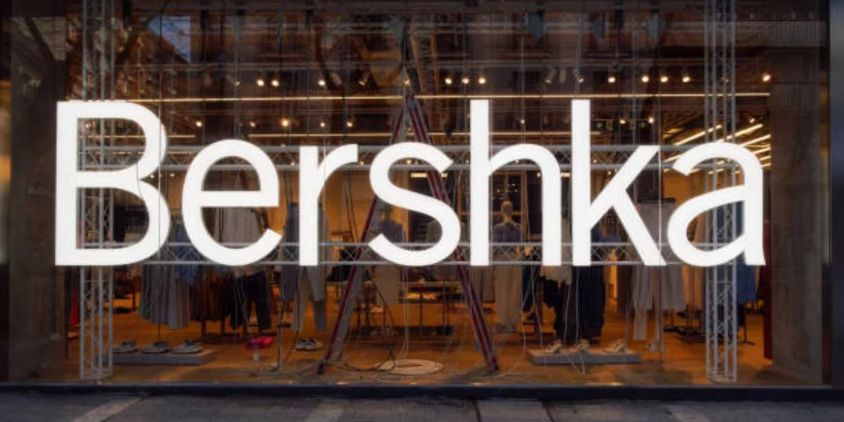 Bershka tiene a precio de ganga estos pantalones urbanos para quitarte 10 años de encima Bershka tiene a precio de ganga estos pantalones urbanos para quitarte 10 años de encima