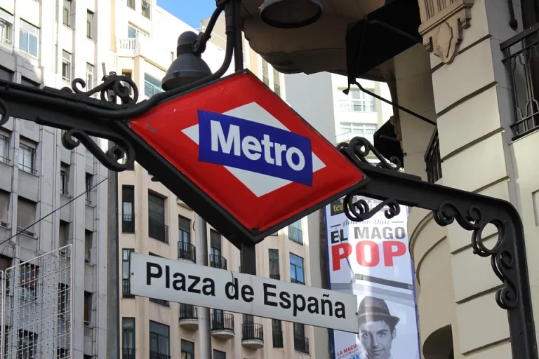 El Metro de Madrid estrena semáforos para pasajeros: te explicamos cómo entenderlos