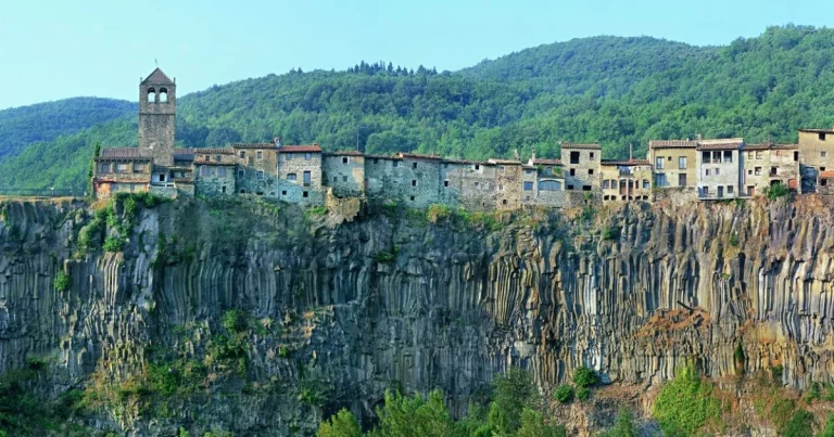 Castellfollit de la Roca, el pueblo catalán que desafía el abismo sobre un riscal de basalto