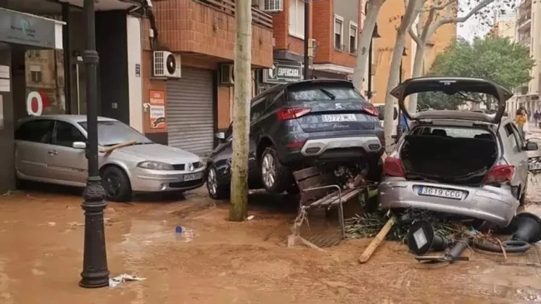 La DGT explica qué hay que hacer si te quedas atrapado en el coche en una riada