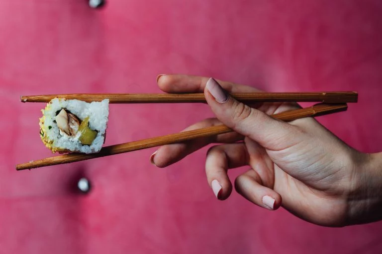 Dile adiós a los palillos y descubre por qué comer sushi con las manos es la verdadera tradición japonesa