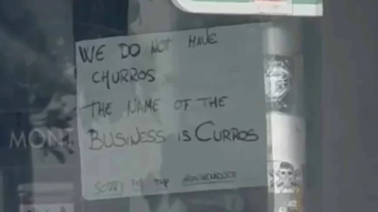 El ingenioso cartel de un bar en Sevilla que aclara el malentendido sobre los churros