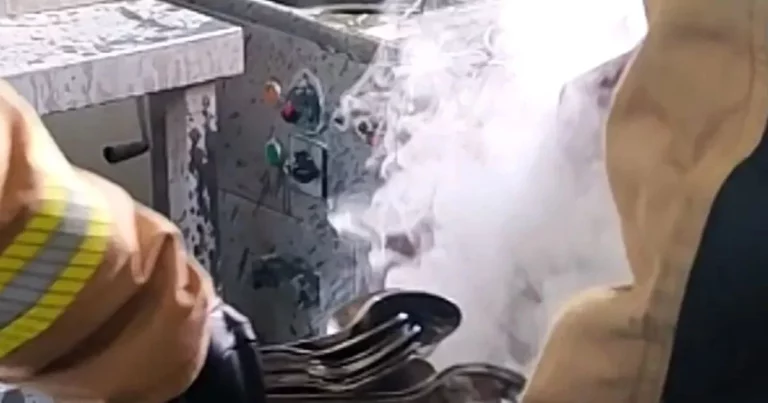 El insólito método de un bombero para apagar un incendio en una freidora