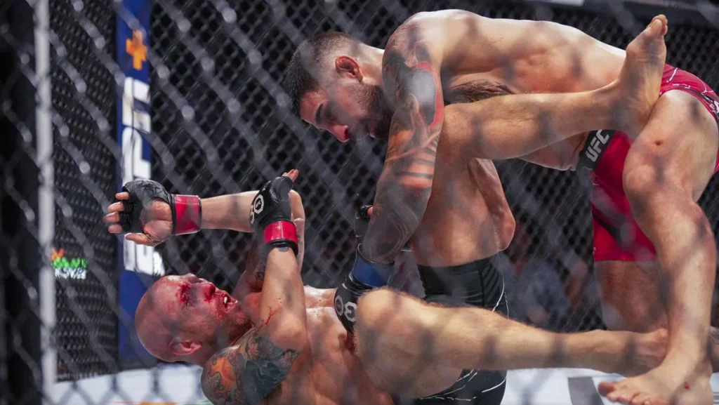 El tercer asalto y el golpe final de Ilia Topuria e1729987337774