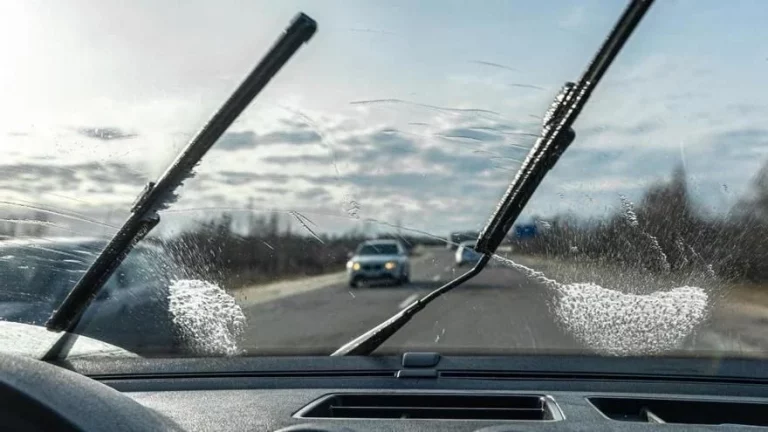 El truco del vinagre para reparar las gomas de los limpiaparabrisas gastadas
