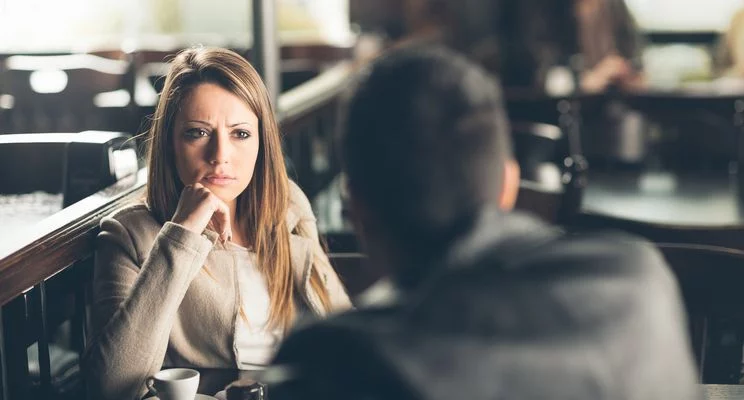 El truco para saber cuándo alguien está mintiendo en tu cara, según un experto