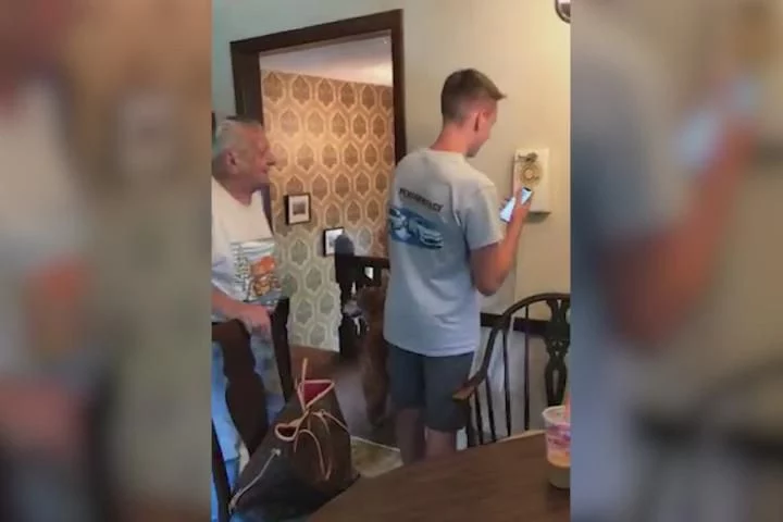 El vídeo de un adolescente de la generación Z descubriendo cómo usar un teléfono rotativo con su abuelo