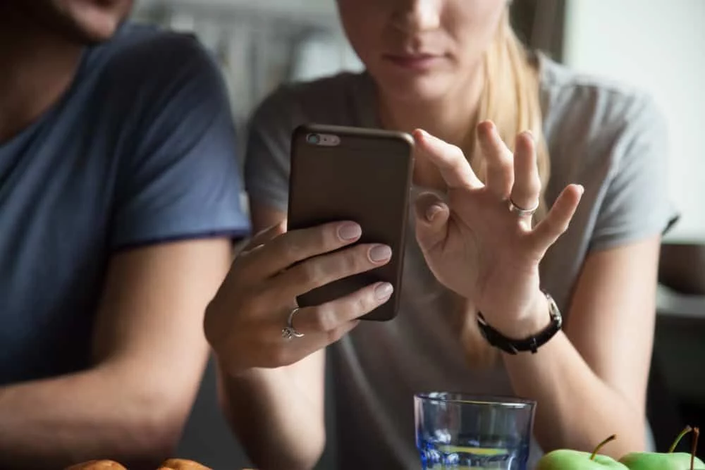 ¿Es legal que tu pareja controle tus redes o tu móvil?