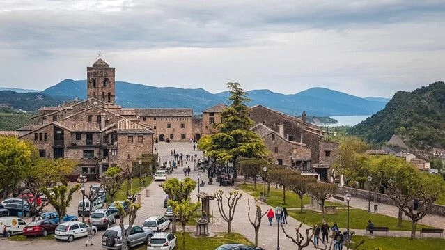 Escapa al corazón de los Pirineos en Aínsa, un pueblo medieval rodeado de paisajes espectaculares