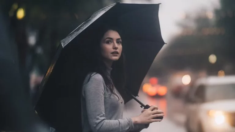 Estas botas de lluvia de Cortefiel son las favoritas para ir segura y a la moda en días lluviosos