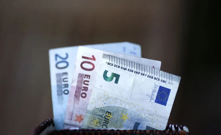 El Banco de España avisa que la renta de los jubilados triplica a los trabajadores