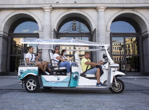 El ayuntamiento prepara una regulación para los tuk tuk del centro de Madrid