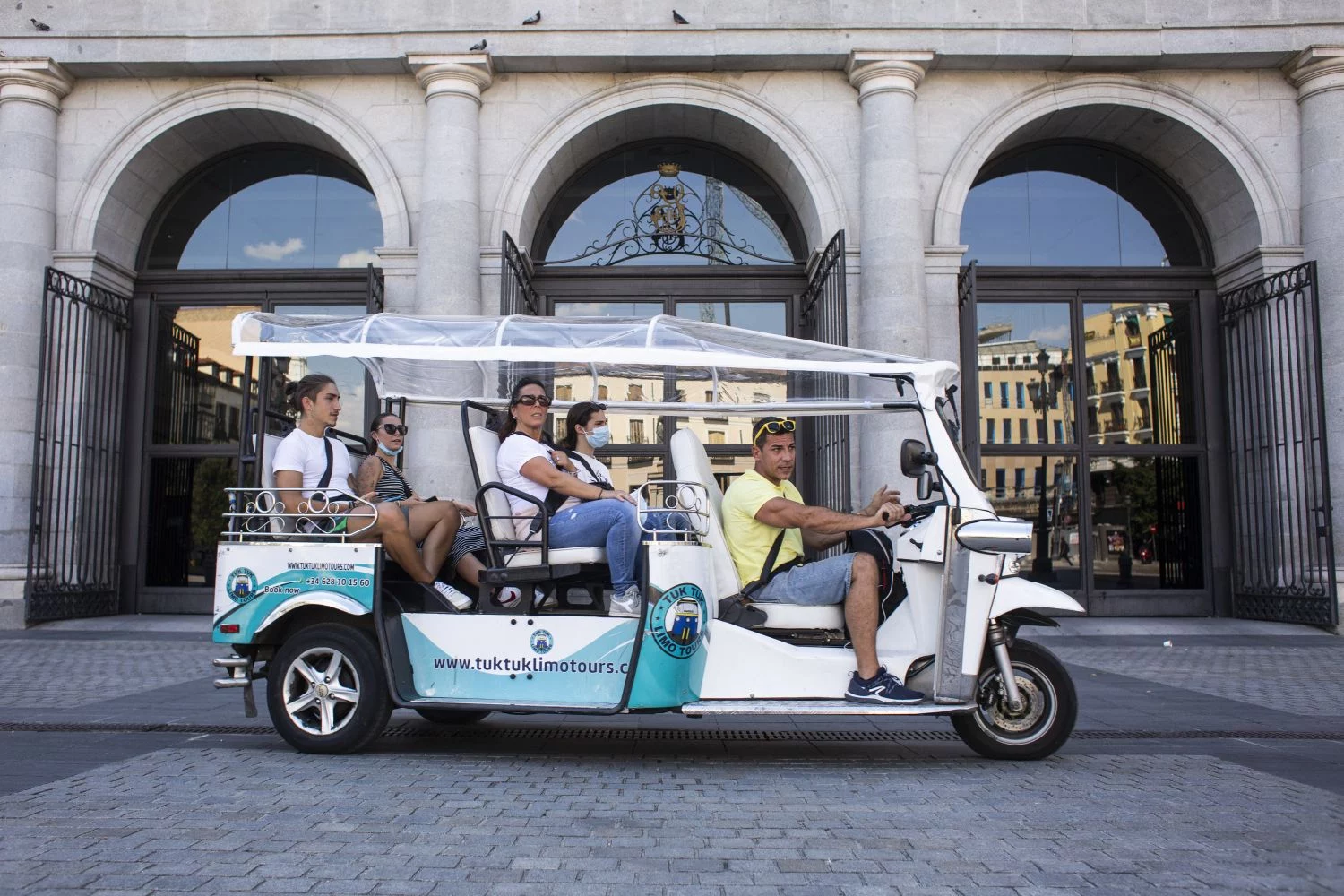 El ayuntamiento prepara una regulación para los tuk tuk del centro de Madrid