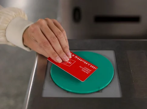 Ni el Gobierno ni las comunidades autónomas confirman el futuro de los descuentos en el transporte