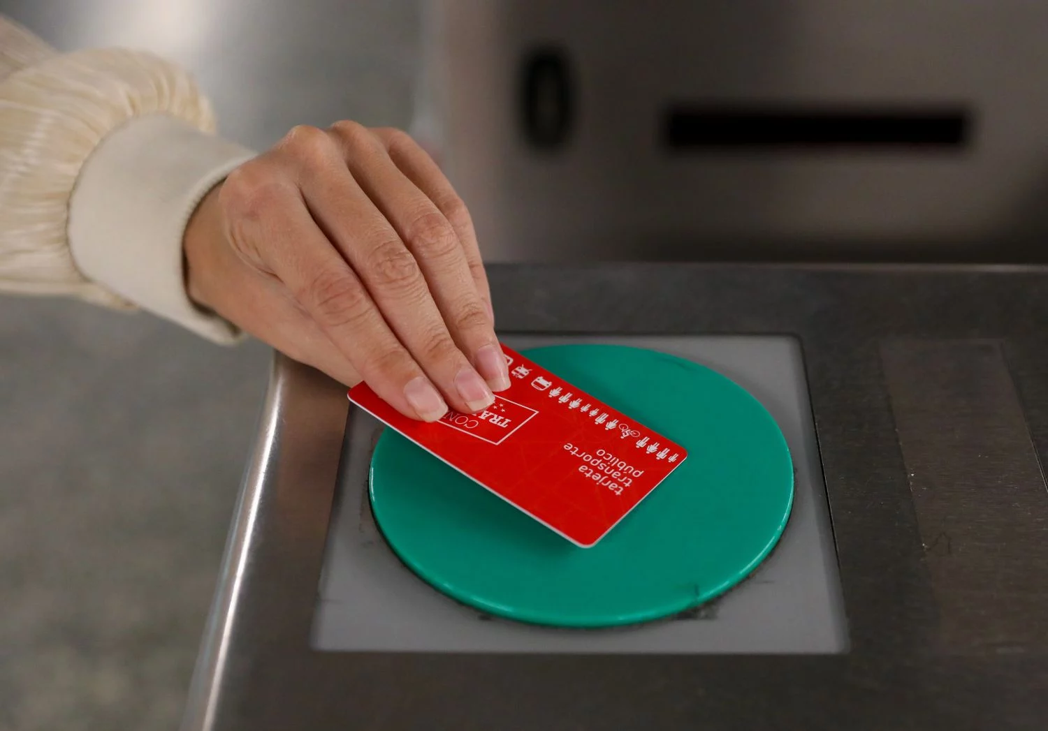 Ni el Gobierno ni las comunidades autónomas confirman el futuro de los descuentos en el transporte