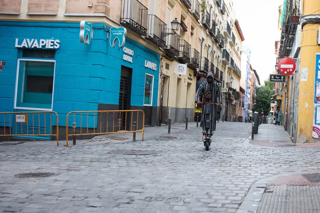 EuropaPress 4763158 hombre bicicleta pasa junto centro dental lavapies 22 octubre 2022 barrio