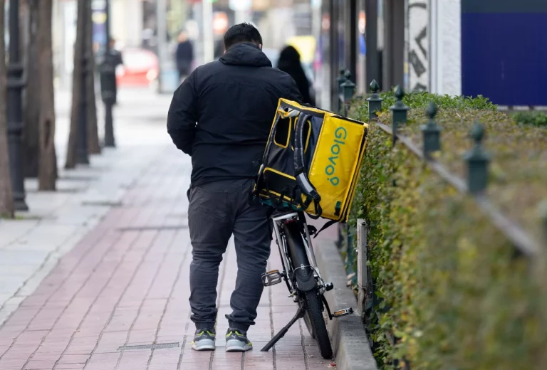 Glovo persigue las cuentas piratas, pero ignora la ley rider