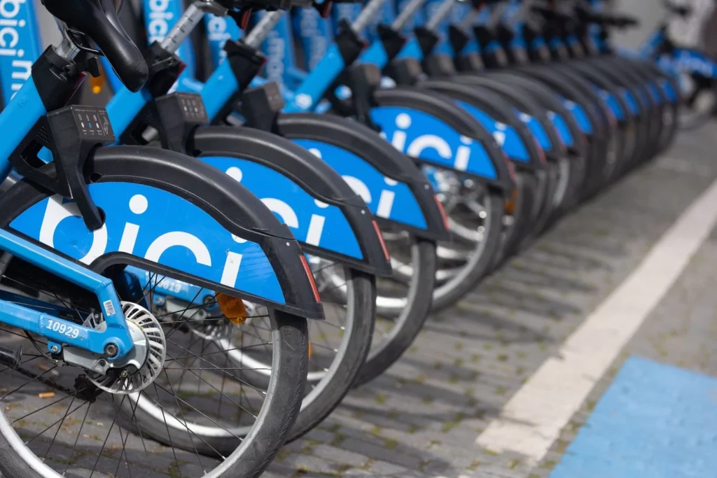 Lime defiende sus bicicletas y patinetes tras la expulsión de Madrid 1 EuropaPress 5866908 bicicletas electricas ayuntamiento madrid abril 2024 madrid espana