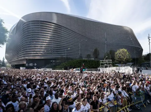 Si el Santiago Bernabéu no recupera los conciertos, abrirá una ventana que el Metropolitano y el Camp Nou aprovecharán en verano