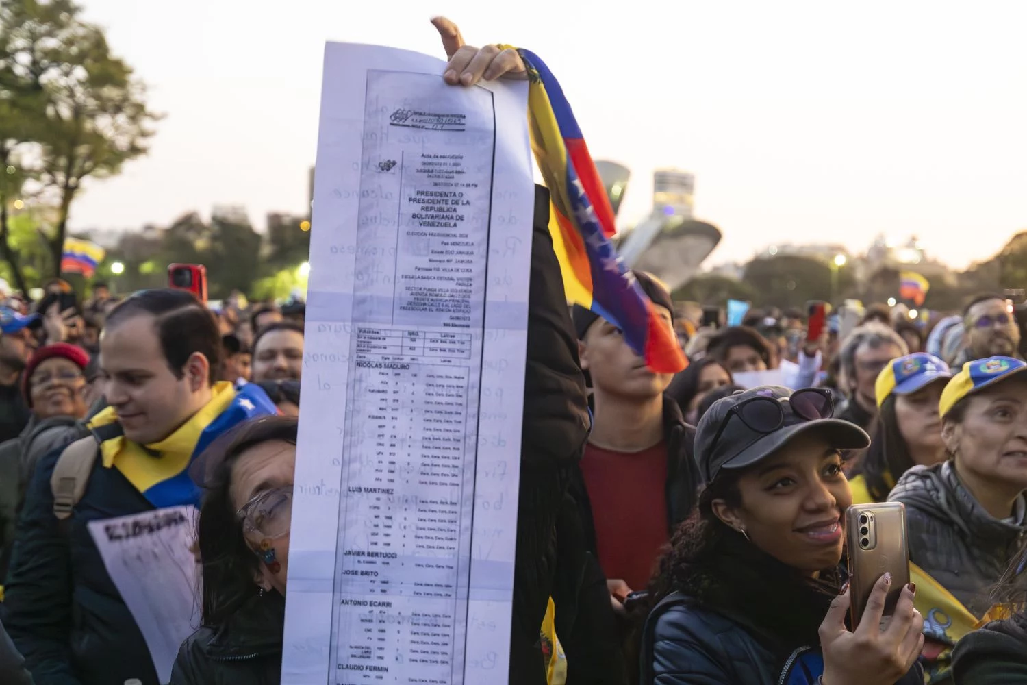 Las actas recogidas por los testigos de la oposición en Venezuela siguen siendo un dolor de cabeza para el chavismo