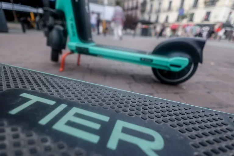 Un incendio con 17 heridos pone la lupa de nuevo sobre los patinetes eléctricos