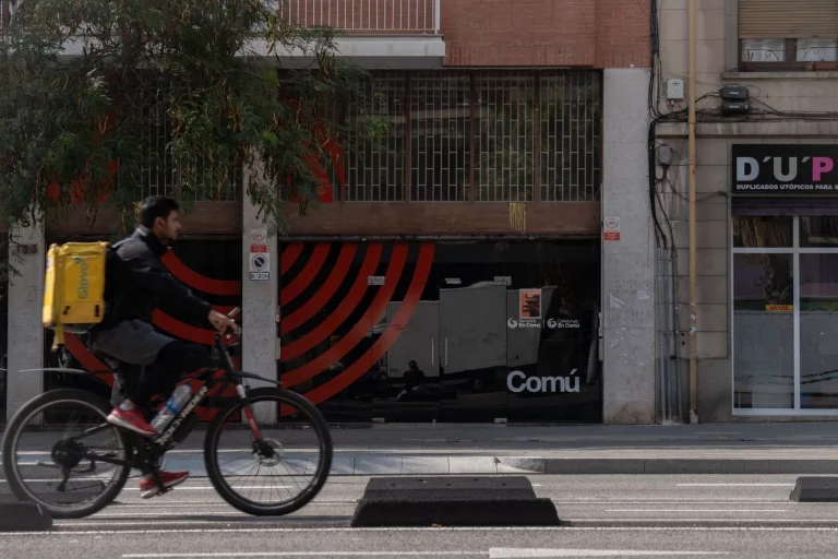 El frío del otoño mejora la facturación de los riders de Glovo y Uber Eats