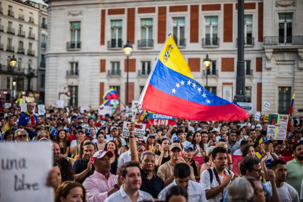 La Asamblea Nacional de Venezuela pide a la presidencia romper relaciones con España 1 EuropaPress 6245273 august 2024 madrid spain protester holds venezuelan flag during protest in