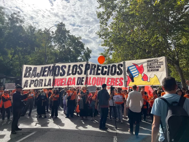 El 'sindicato de inquilinos' aplica en Lavapiés la estrategia de las PAH