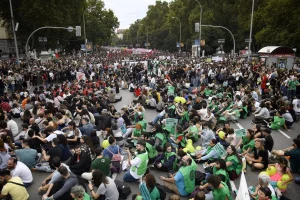Decenas de miles de personas se manifiestan en Mallorca contra la masificación turística