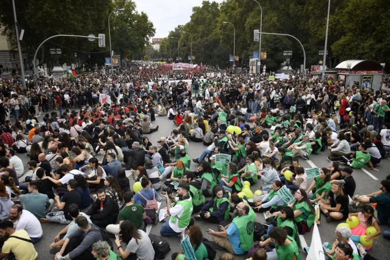 Decenas de miles de personas se manifiestan en Mallorca contra la masificación turística