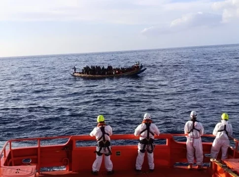 EuropaPress_6274681_salvamento_maritimo_intercepta_cayuco_159_migrantes_sur_isla_hierro (1) cayuco