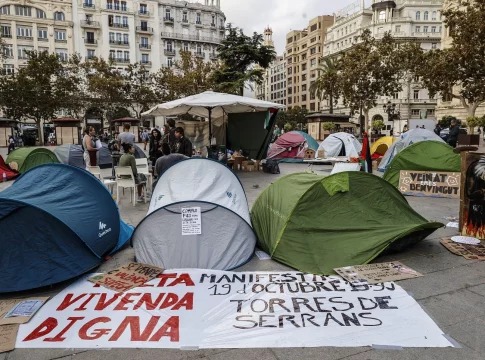 EuropaPress_6289658_tiendas_campana_carteles_acampada_vivienda_plaza_ayuntamiento_21_octubre https://www.que.es/2024/10/20/gobierno-alientan-huelga-del-alquiler/