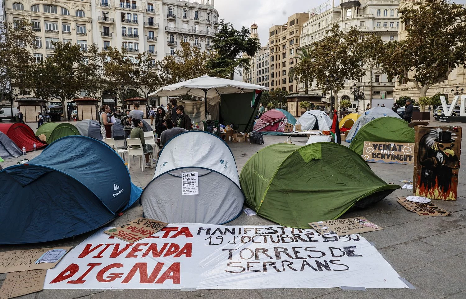 EuropaPress_6289658_tiendas_campana_carteles_acampada_vivienda_plaza_ayuntamiento_21_octubre https://www.que.es/2024/10/20/gobierno-alientan-huelga-del-alquiler/
