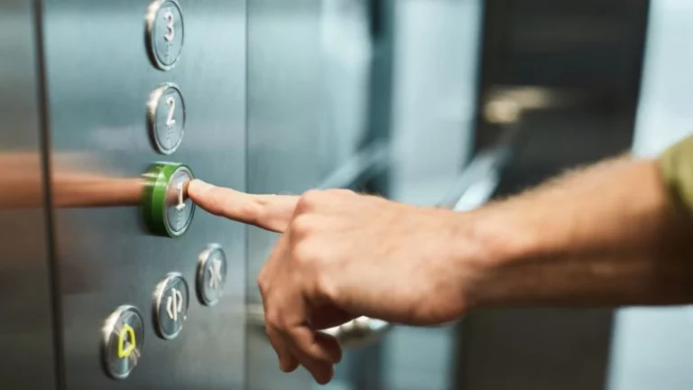 ¿Pagar el ascensor viviendo en un bajo? Las obligaciones que tienen los vecinos de una comunidad
