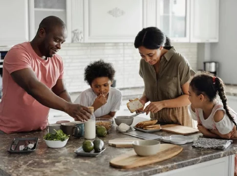 Familia comiendo