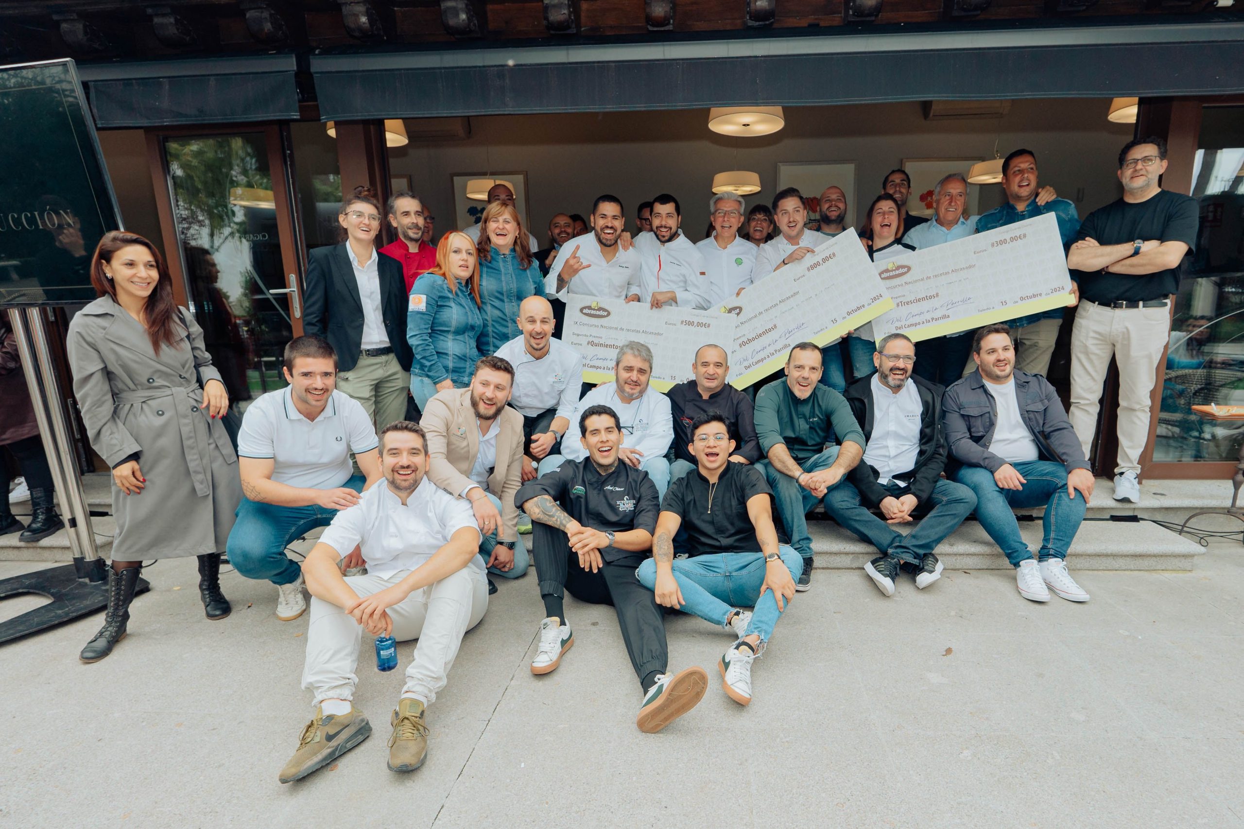 Solomillete, papada ibérica y praliné de bellota verde, receta ganadora del IX Concurso Nacional Abrasador 1 Foto grupal de los 11 finalistas con el jurado scaled