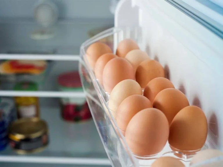 Guardar los huevos en la puerta de la nevera es un error y te explicamos por qué