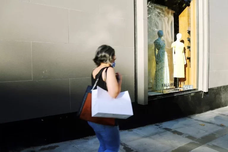 H&M se adelanta al Black Friday y pone a 9 euros su bolso shopper beige que vale 20