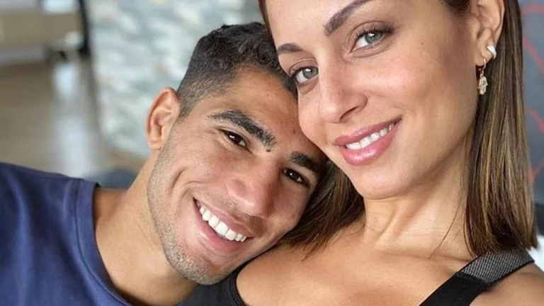 Hiba Abouk recibe un palo descomunal de la madre de Achraf