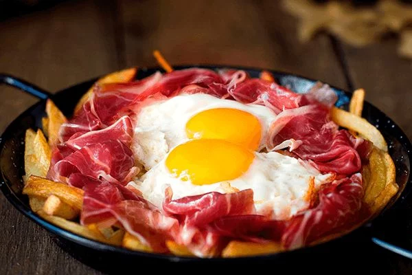 Huevos rotos: el ingrediente para convertir un plato sencillo en un manjar