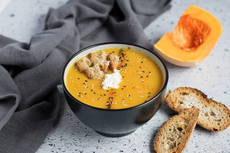 La crema de calabaza asada con zanahoria y patata que arregla tus cenas frías (y cuesta 2 €)