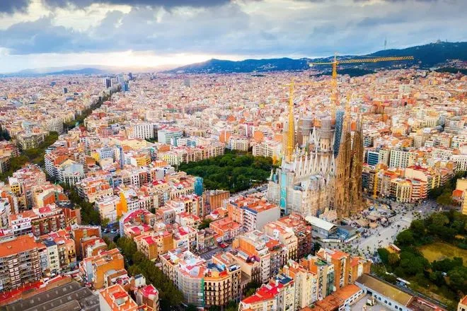La ciudad española que 'The Sun' recomienda visitar en otoño por su sangría económica