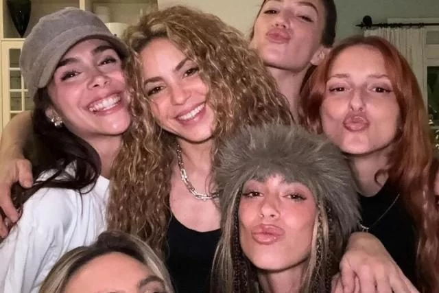 La comentada foto de Shakira con Tini y más artistas tiene una explicación